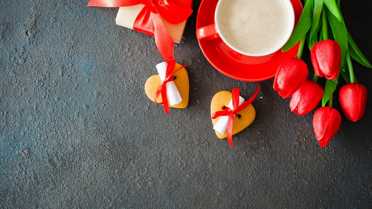 Букет красных тюльпанов, подарок, печенье и кофе для любимой 