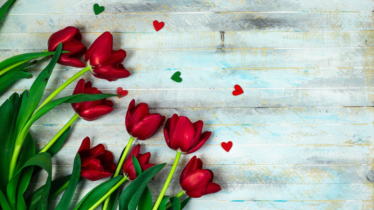 Букет красных тюльпанов на деревянном столе