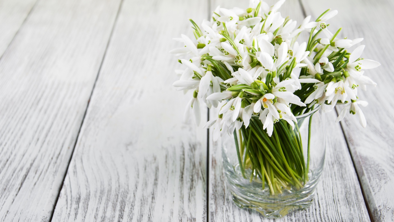 Букет белых подснежников в вазе на столе