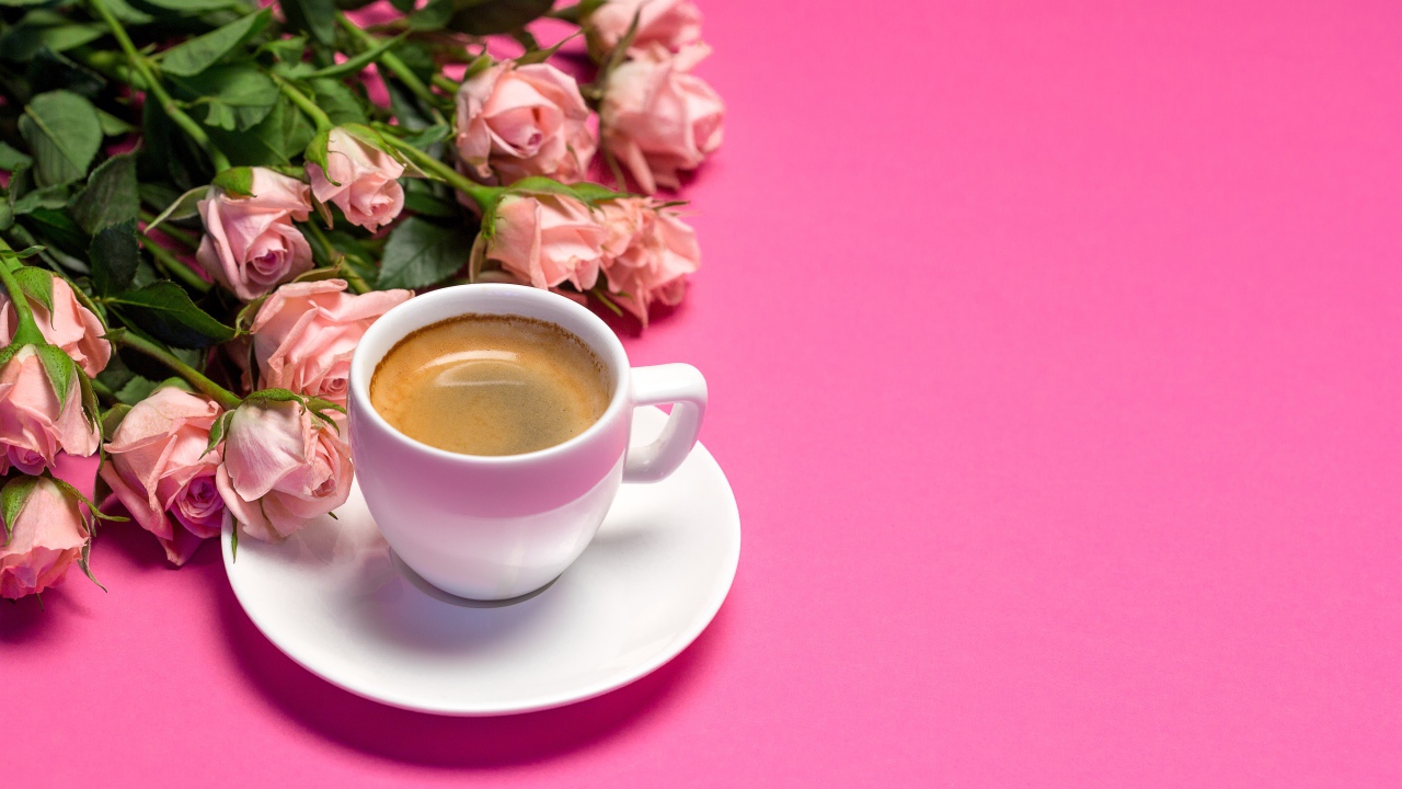 Чашка кофе и букет красивых роз на розовом фоне