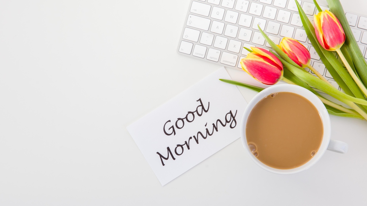 Ноутбук с букетом тюльпанов и какая и надписью с Добрым утром