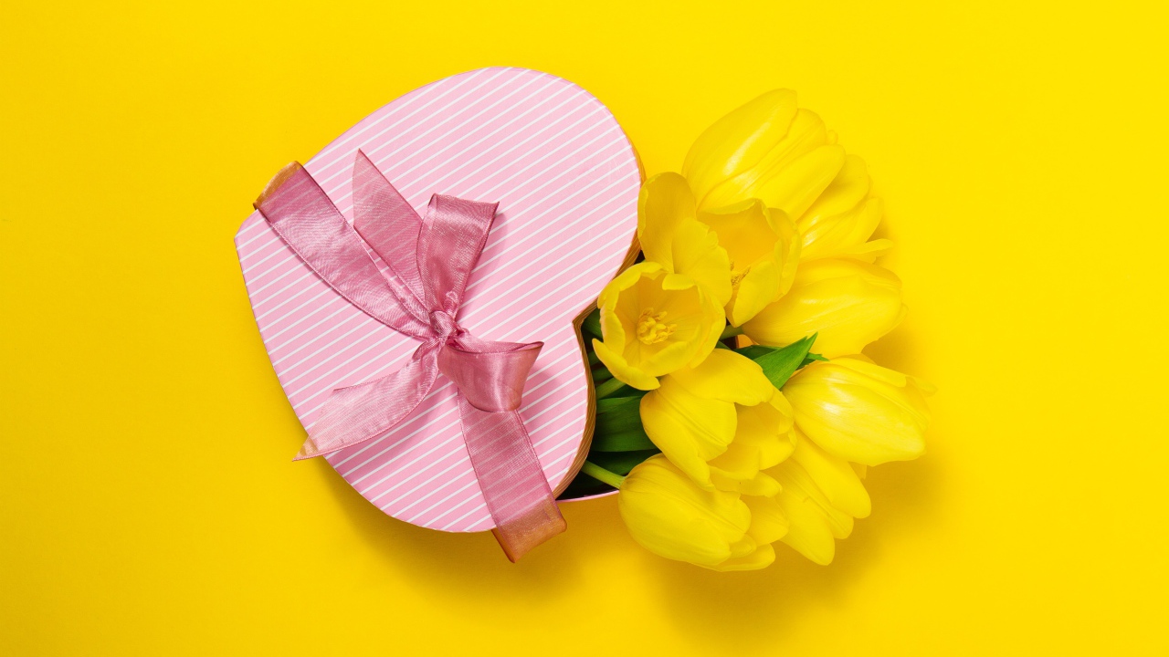 Букет желтых тюльпанов с подарочной коробкой в форме сердца 