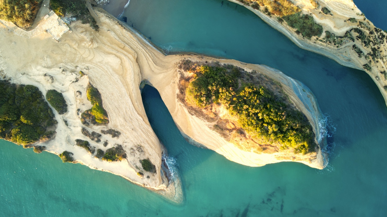 Вид сверху на острова в голубом океане 