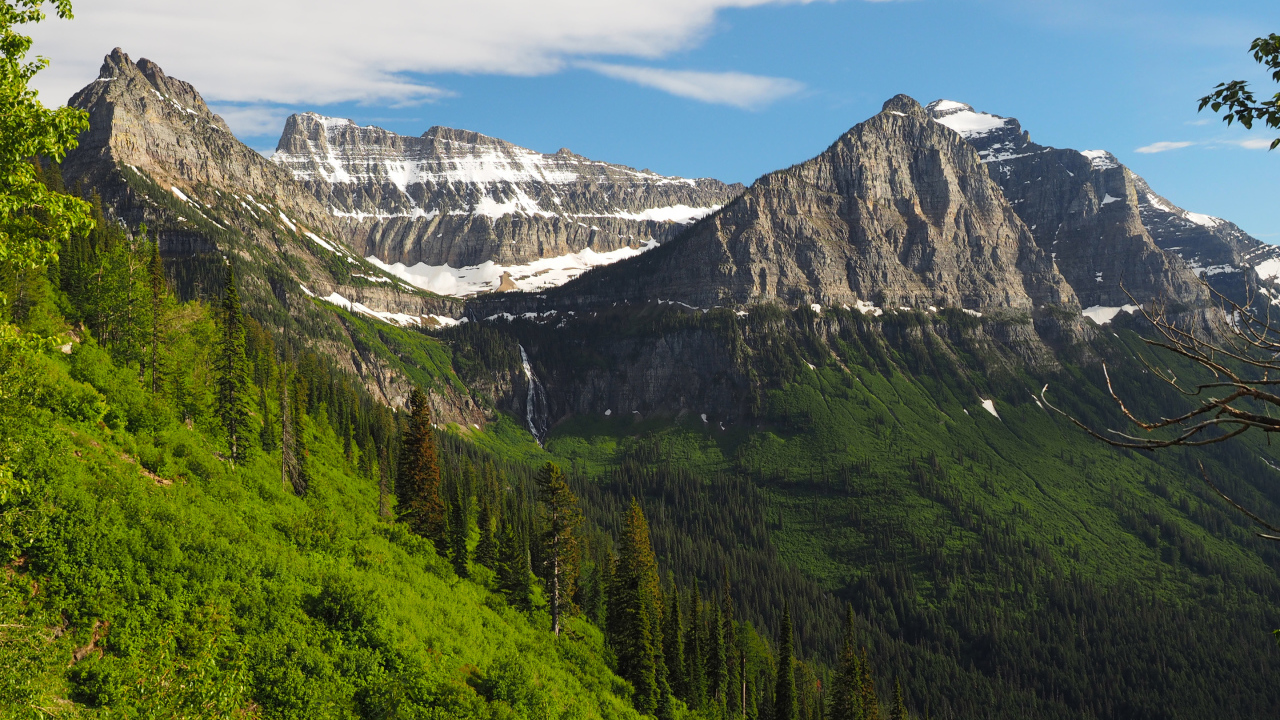 Величественные покрытые снегом вершины каменных гор