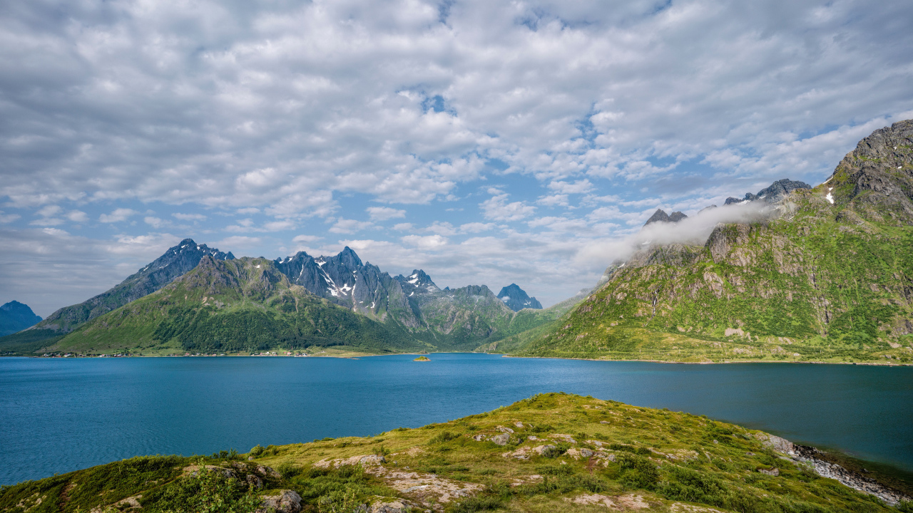 Горы под белыми облаками, Лофотенские острова