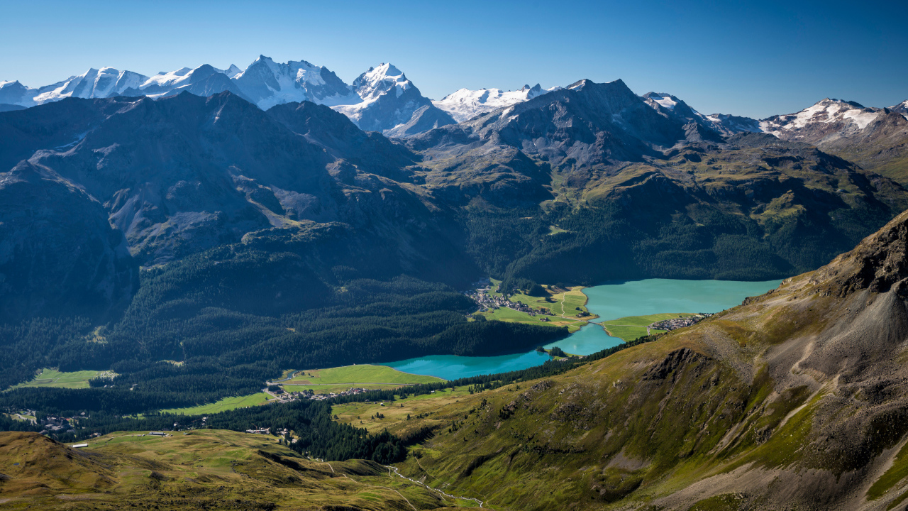 Заснеженные Швейцарские Альпы под голубым небом