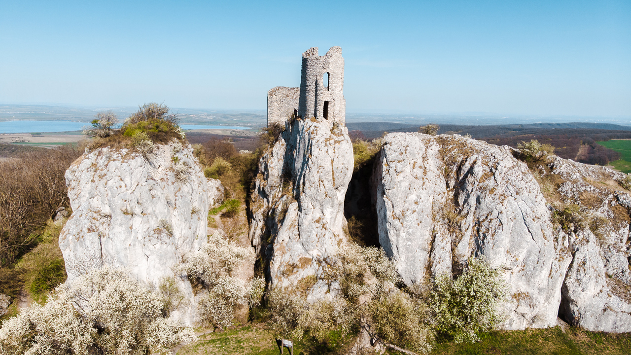Развалины храма на скале под голубым небом 