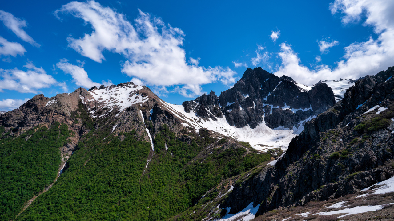 Вид на красивые горы в снегу под голубым небом