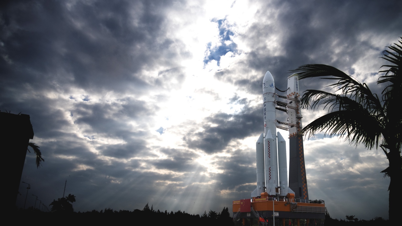 Ракета готовится к запуску на фоне грозового неба