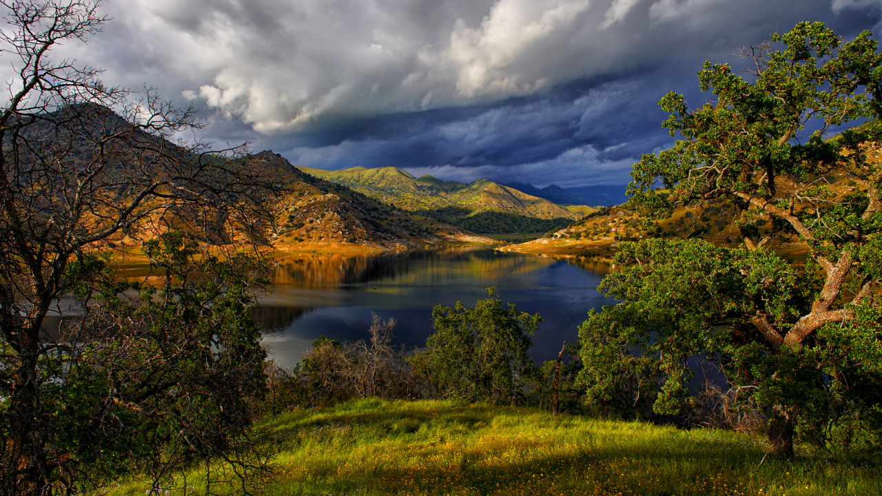 Черные грозовые облака над озером в горах 
