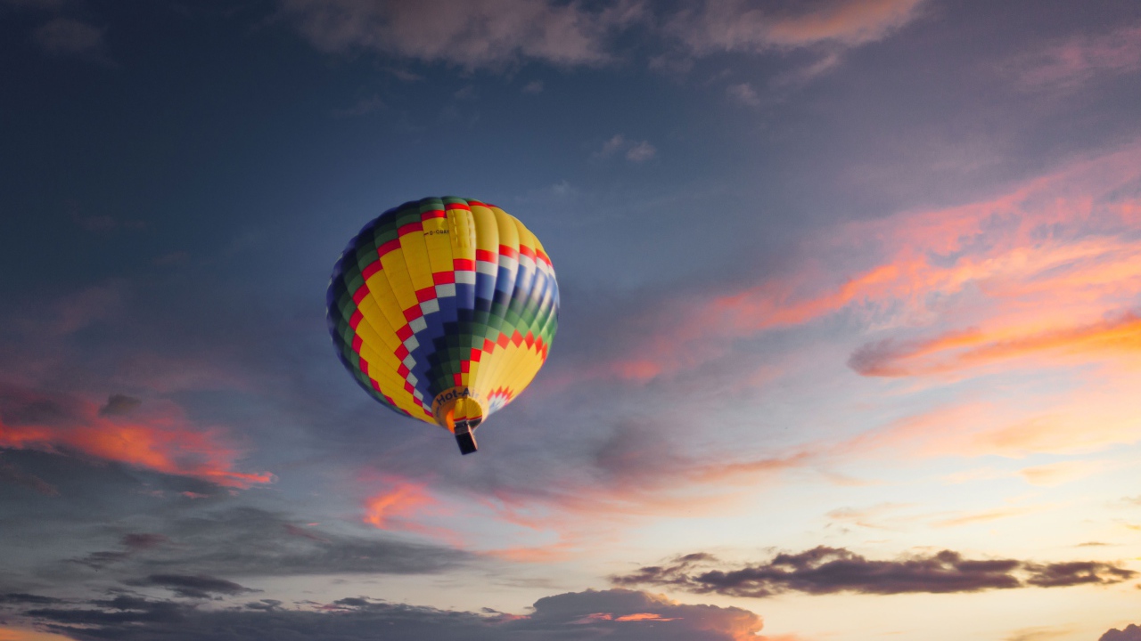 Разноцветный воздушный шар в небе 