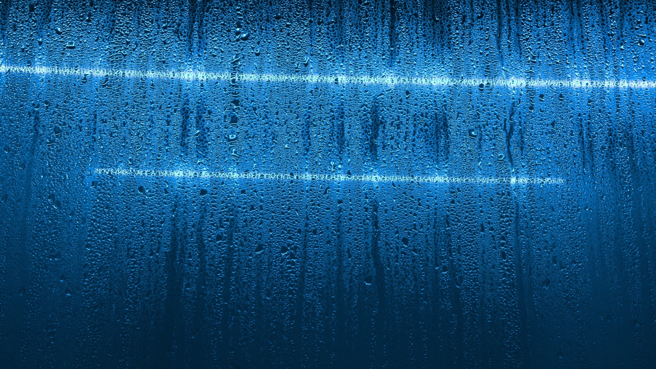 Мокрая голубая стена с белыми линиями