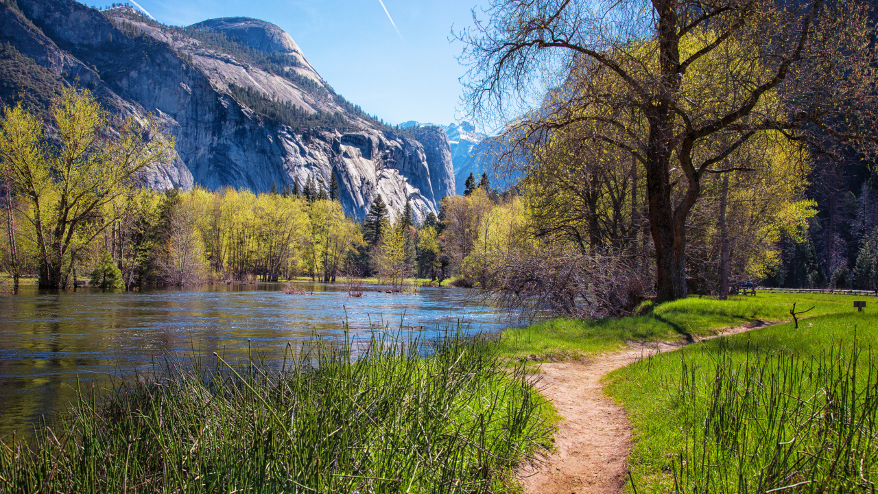 Тропинка у озера у подножия гор в парке