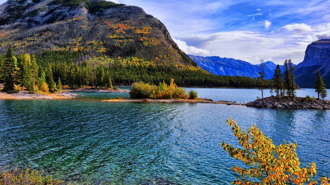 Красивая горная природа под голубым небом у озера
