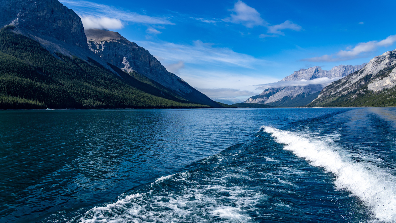 Озеро Минневанка на фоне гор под голубым небом, Канада