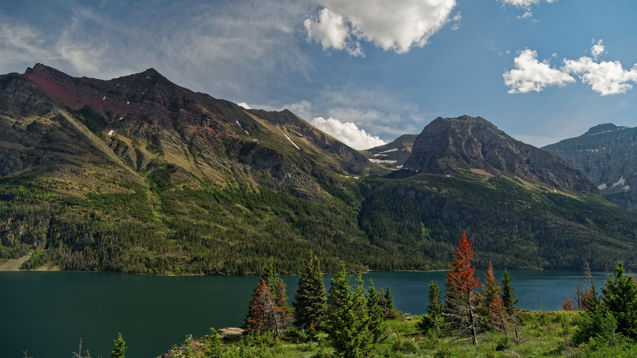 Озеро в живописном парке у гор, США