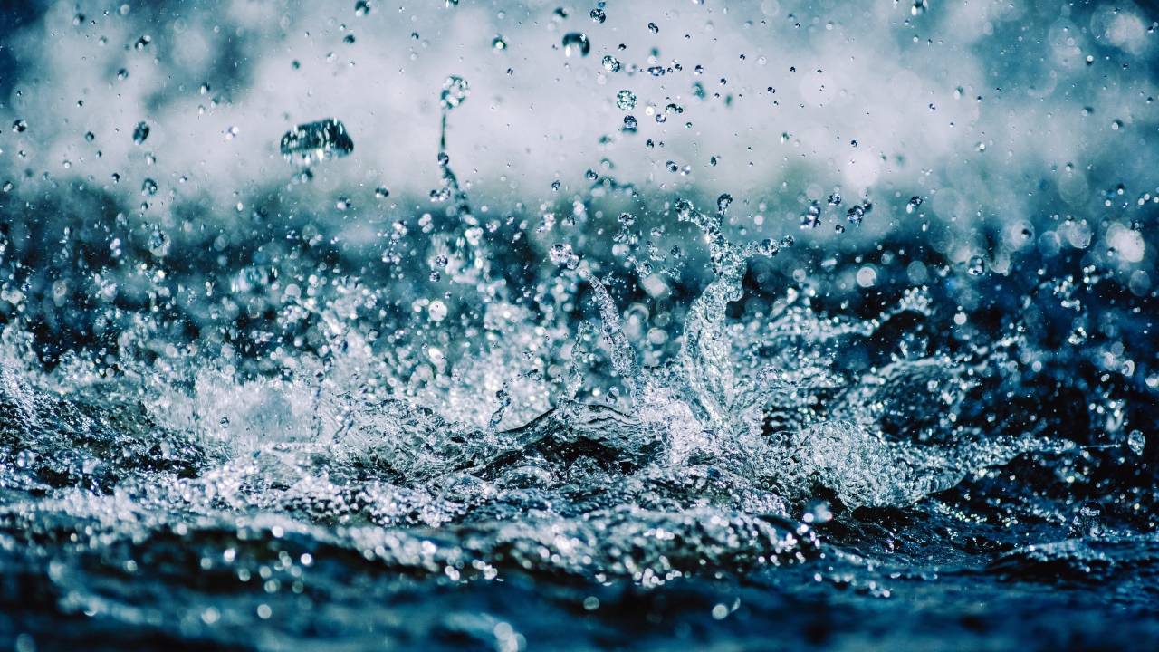 Брызги в чистой воде 