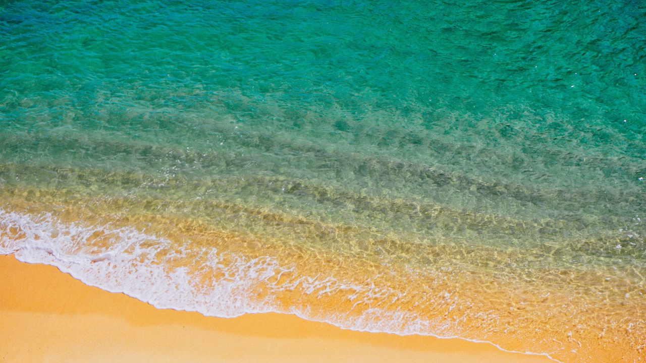 Голубая вода на желтом морском песке