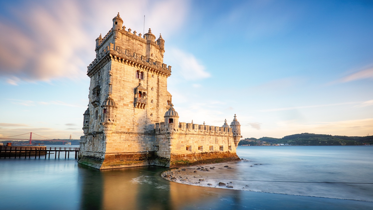 Крепость в море под голубым небом 