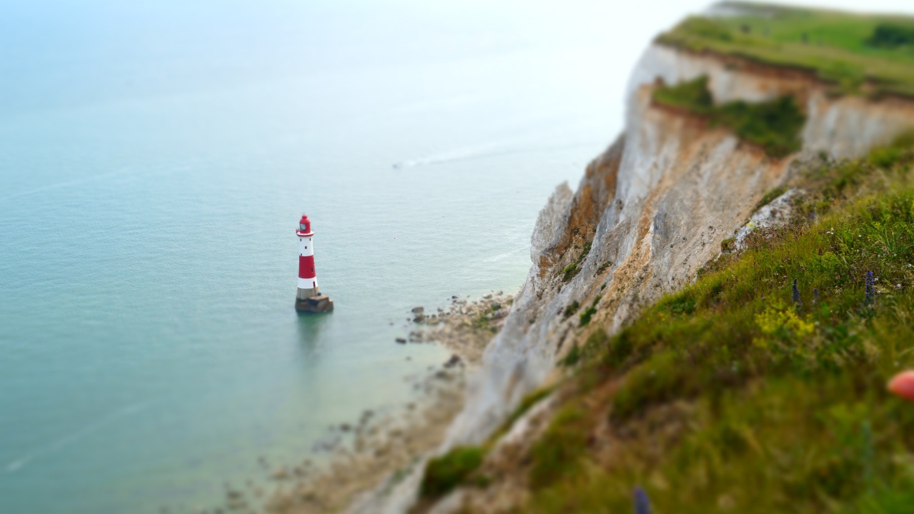 Маяк в воде у утеса в море