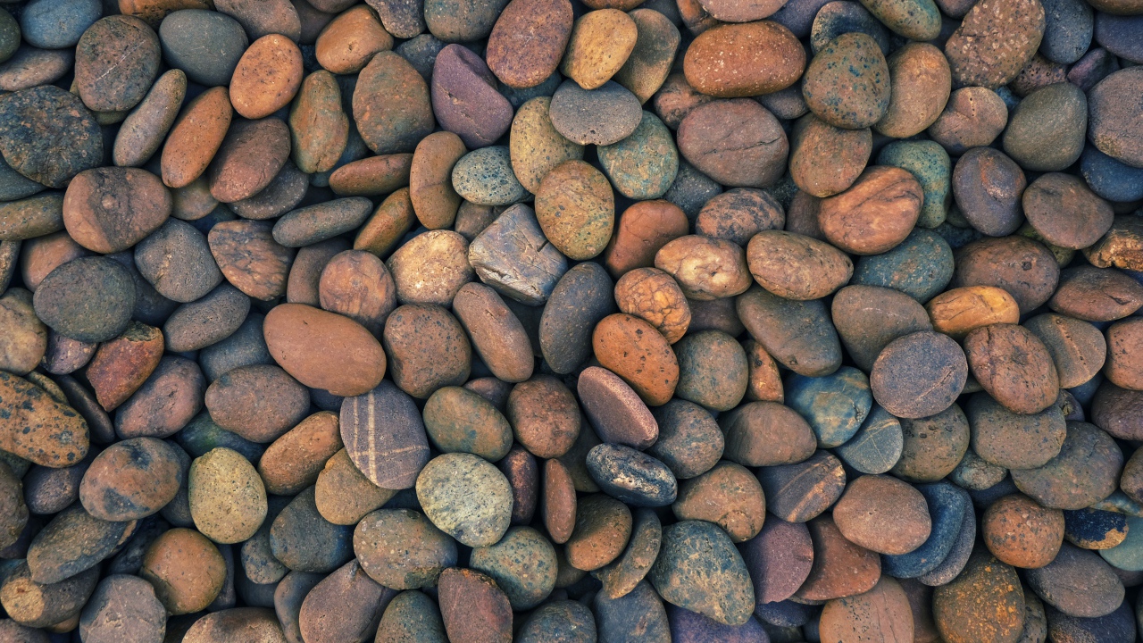 Много мелких морских камней крупным планом