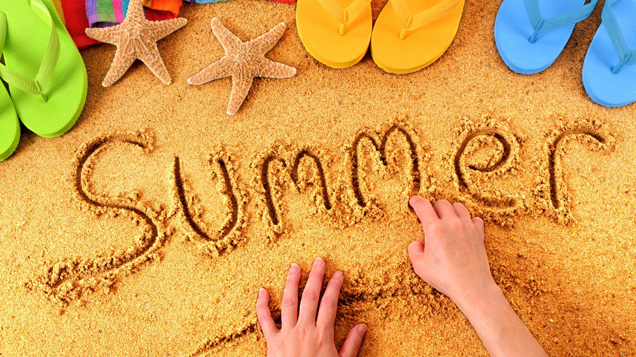 Надпись лето написана на английском языке на песке 