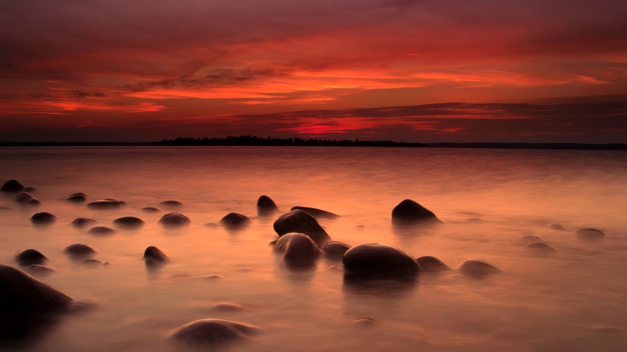 Камни в речной воде на закате солнца 