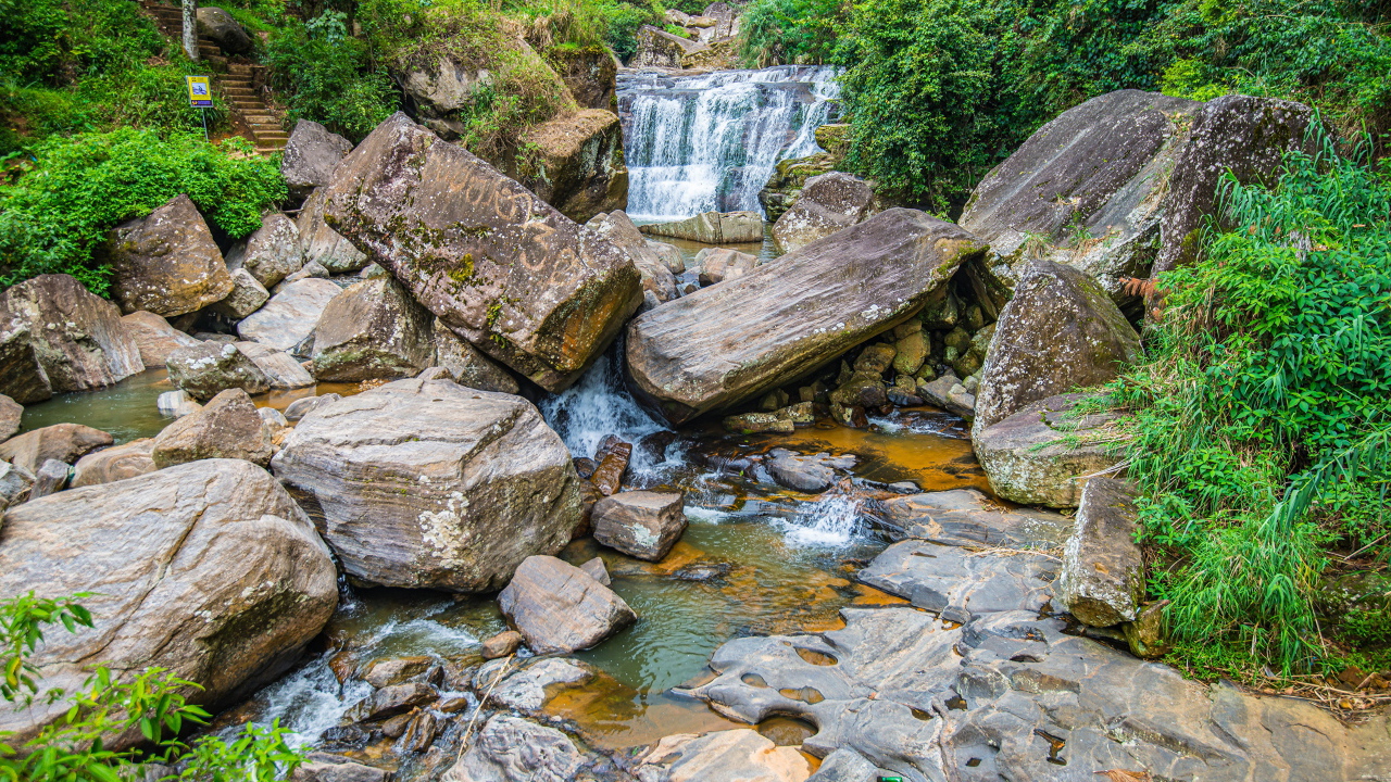 Лесной водопад стекает по огромным камням