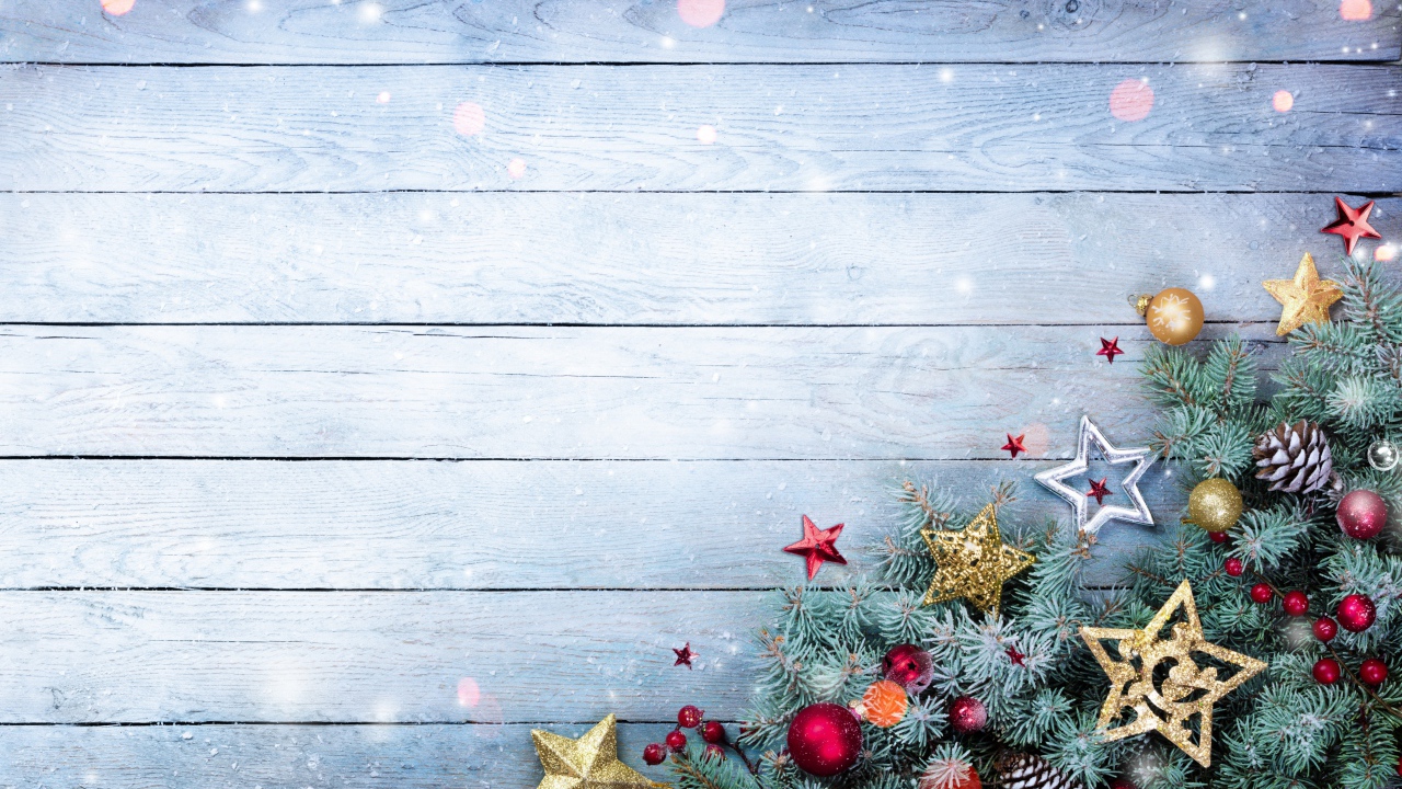 Красивый фон для новогодней открытки с еловой веткой и игрушками