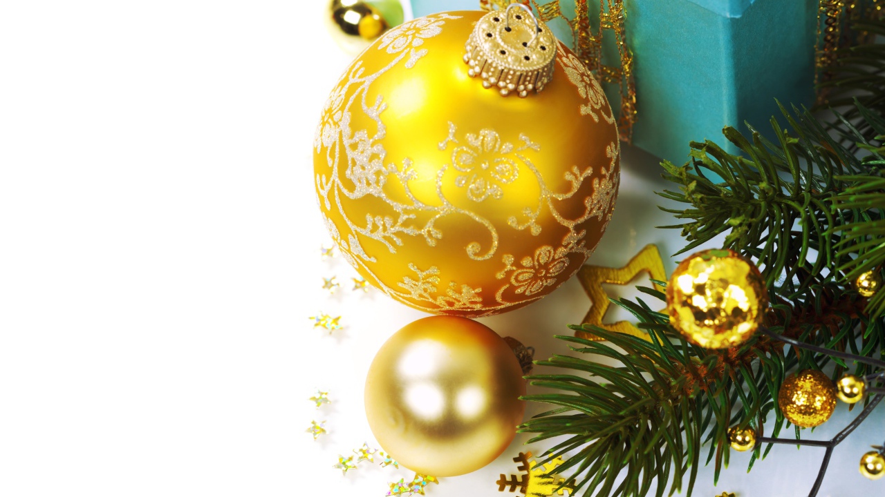 Красивые золотистые елочные шарики на новый год