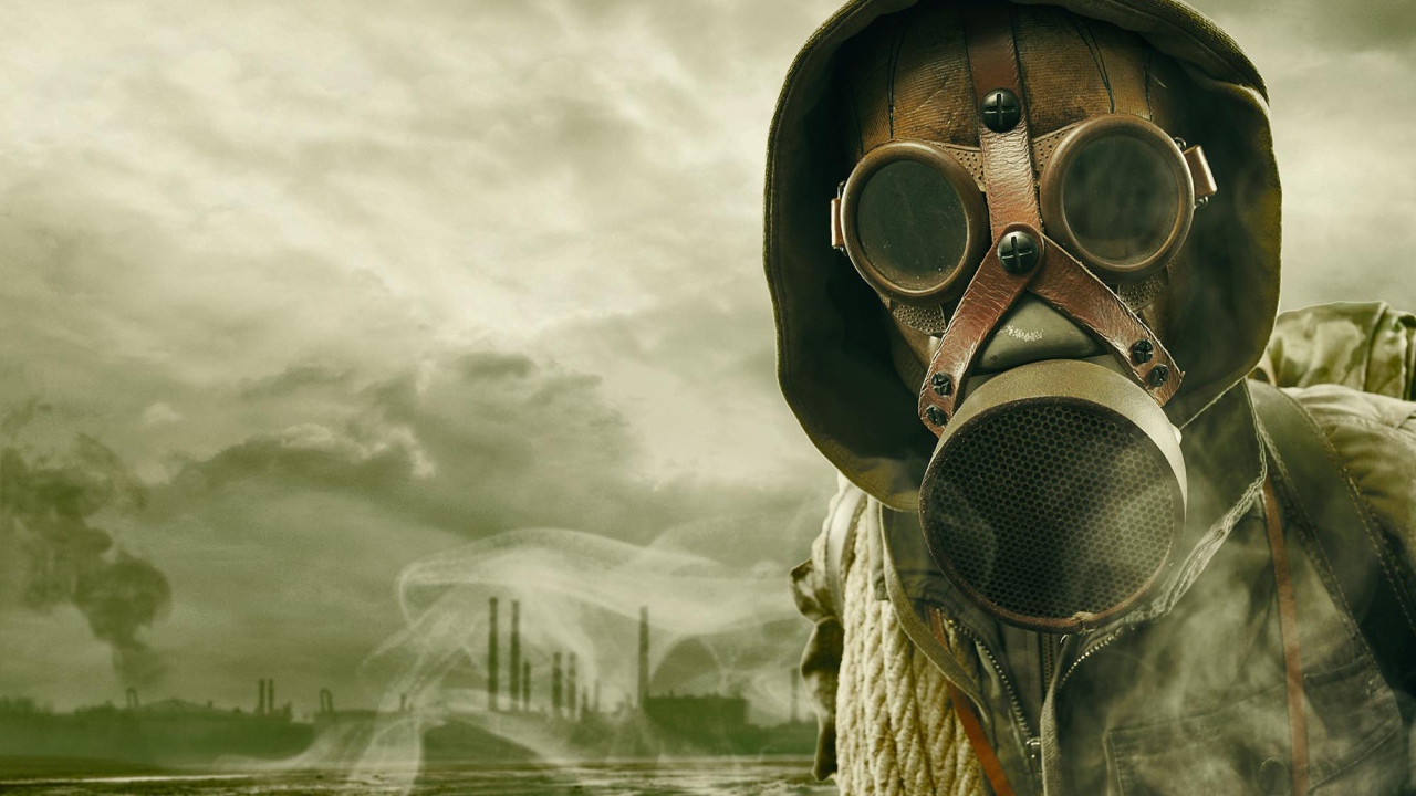 Мужчина в противогазе во вромя пандемии коронавируса 