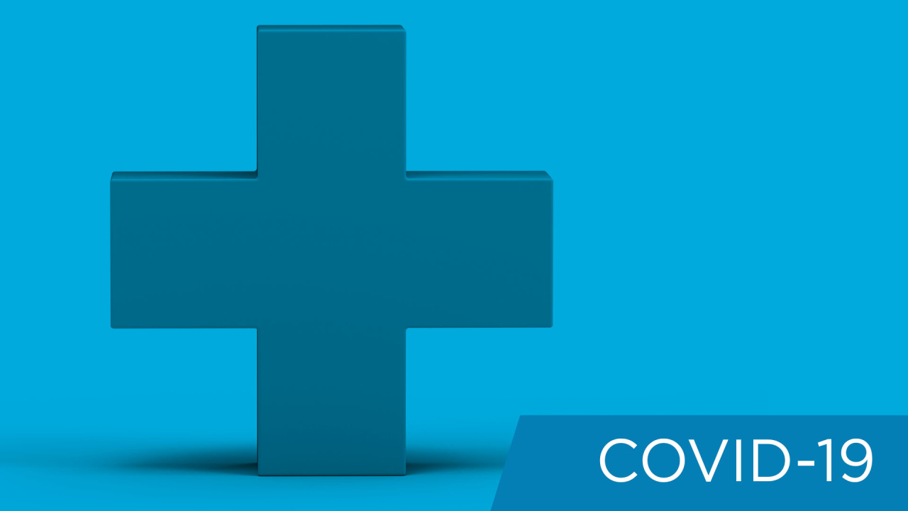  Крест и надпись Covid-19 на голубом фоне, пандемия коронавирус