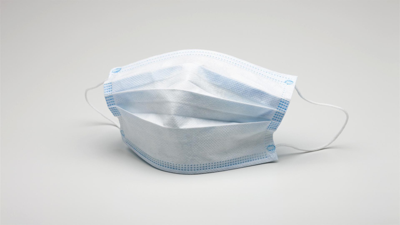 Медицинская маска защита от коронавирус covid-19 на сером фоне