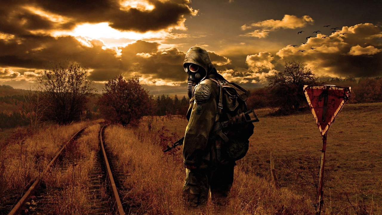 Сталкер в противогазе на рельсах, коронавирус 2020