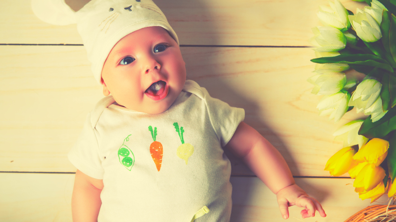 Грудной ребенок в костюме зайца 