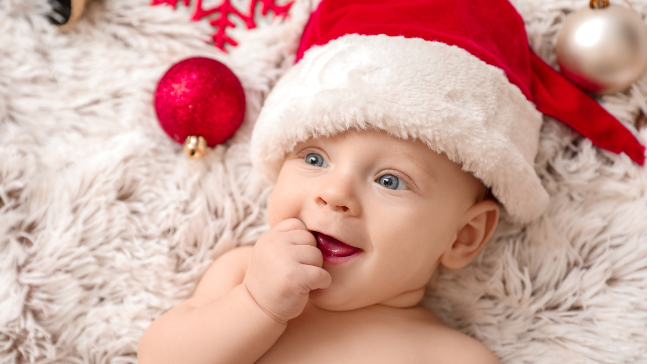 Милый малыш в красной шапке Санта Клауса 
