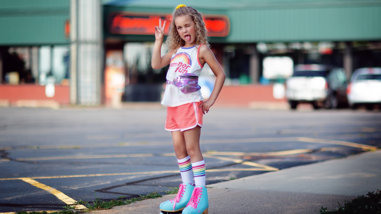 Модная маленькая девочка на роликах 