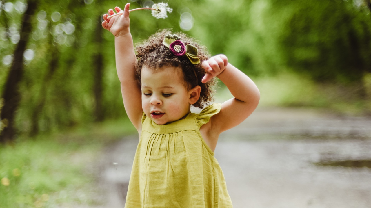 Маленькая девочка в платье с одуванчиком