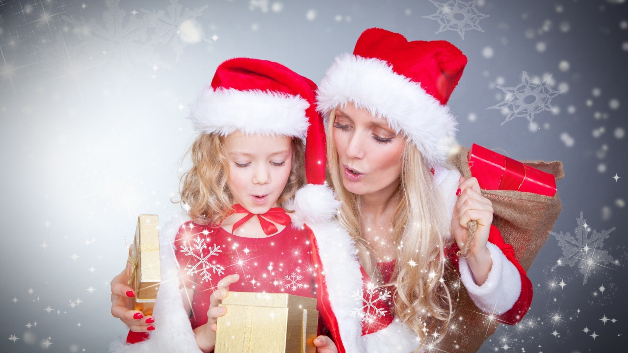 Маленькая девочка с мамой в новогодних костюмах с подарками