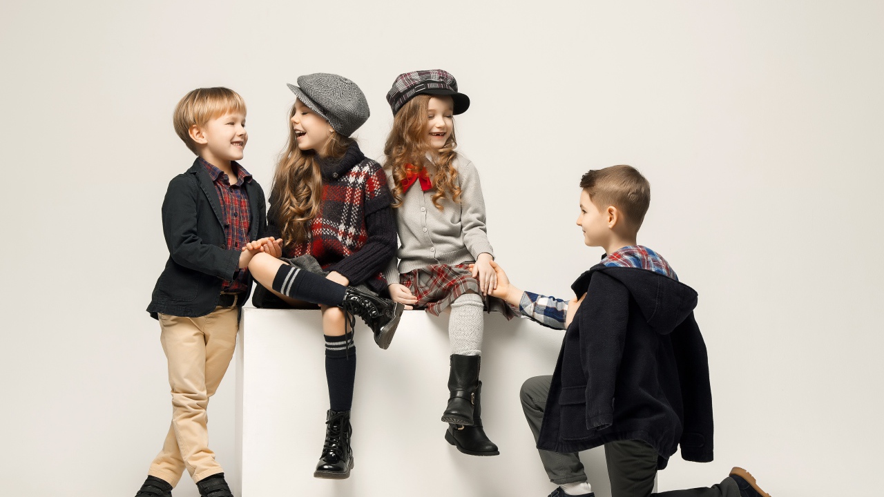 Маленькие стильные дети на сером фоне