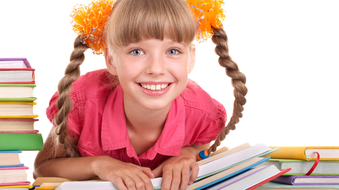 Улыбающаяся девочка с книгами на белом фоне