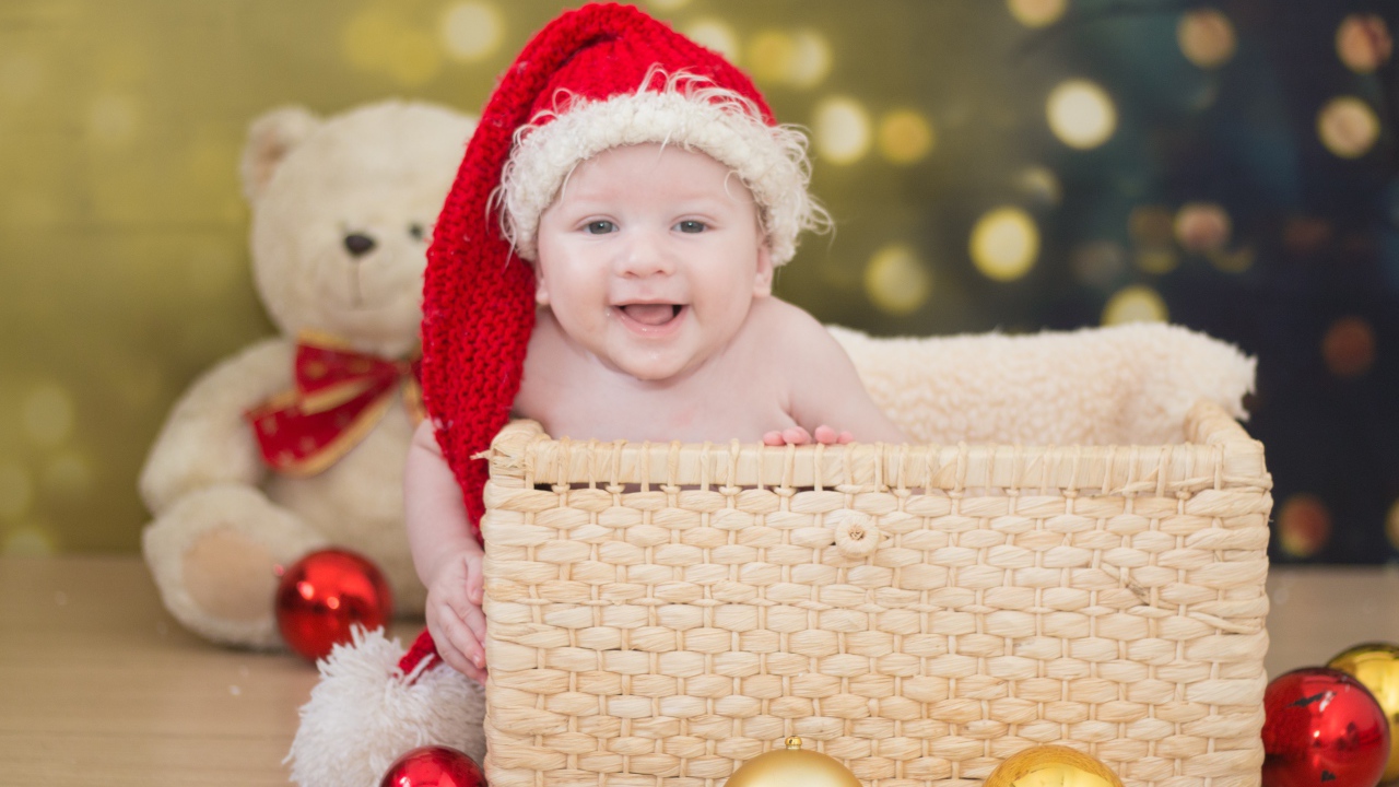 Улыбающийся малыш в корзине на новый год 