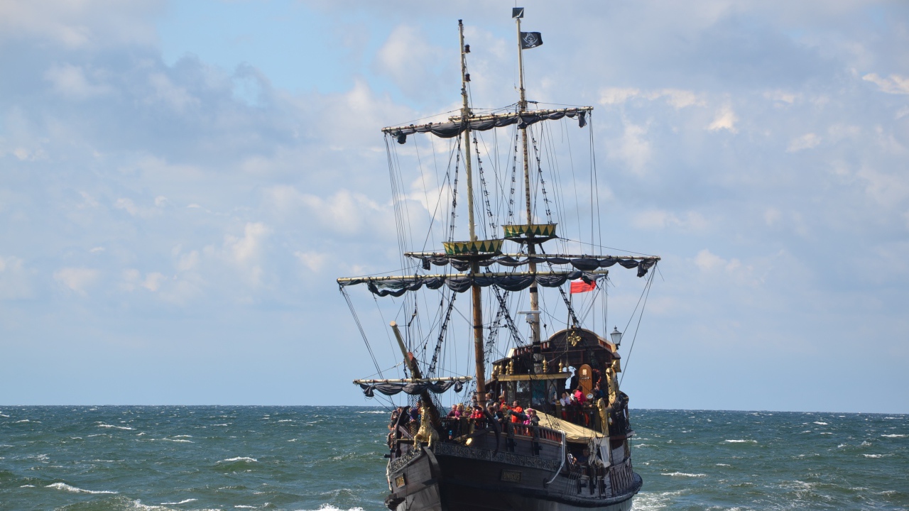 Большой черный пиратский корабль в море