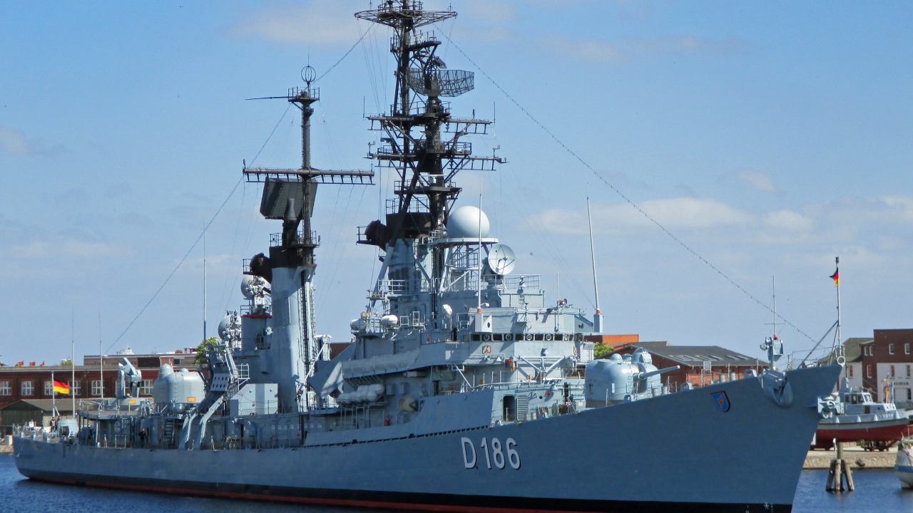 Эскадренный миноносец выходит в море