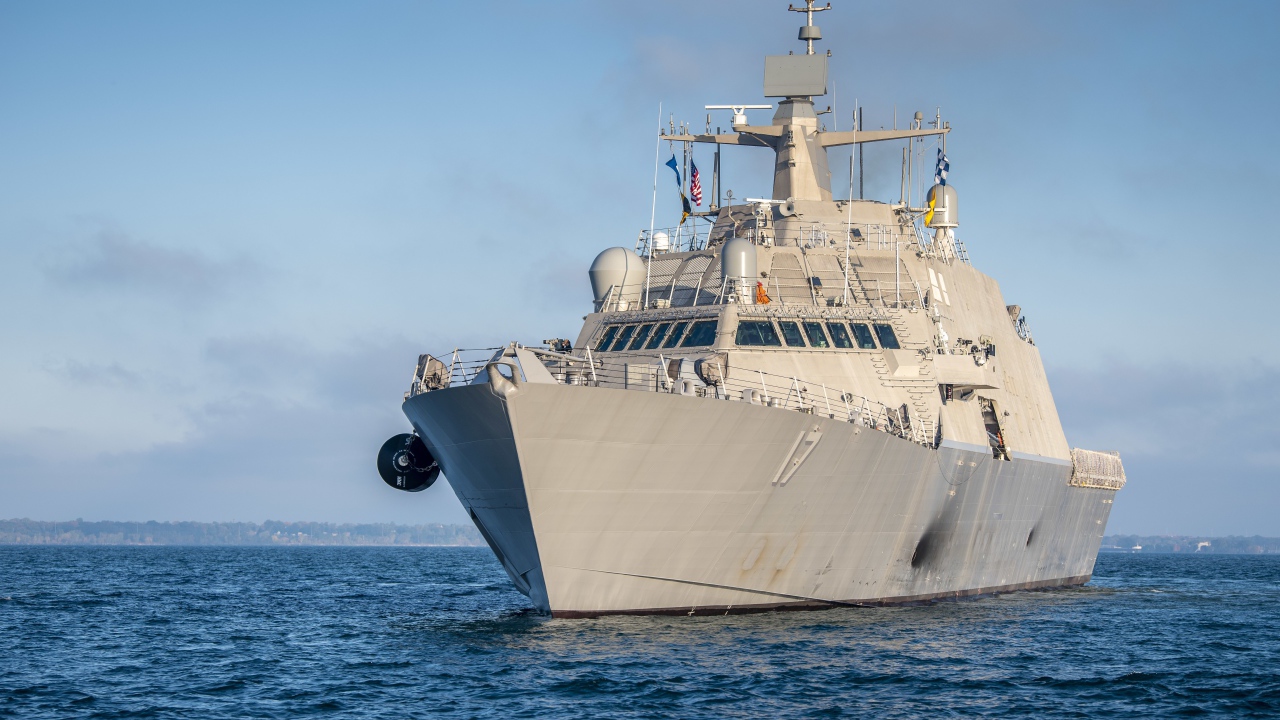 Большой военный корабль USS Indianapolis (LCS-17) в море