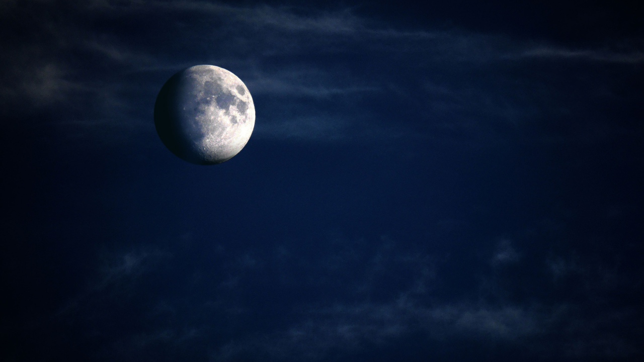 Большая холодная луна в небе