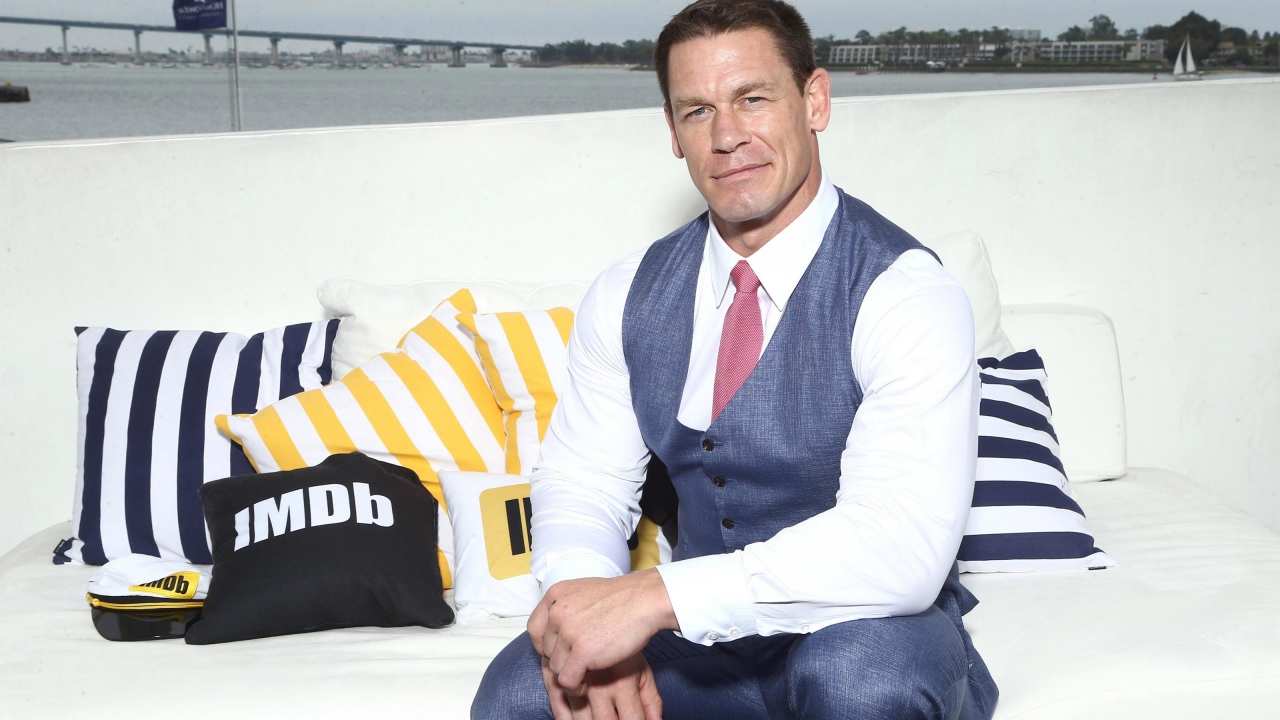 Рестлер Джон Сина в костюме сидит на диване