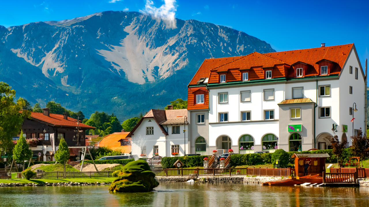 Большой красивый белый дом у подножия горы, Австрия 