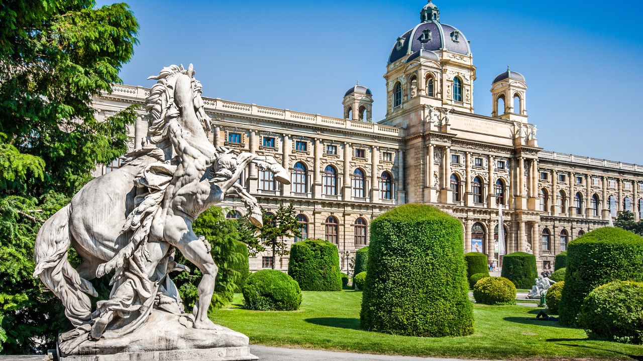 Скульптура у здания музея истории искусств, Вена. Австрия 