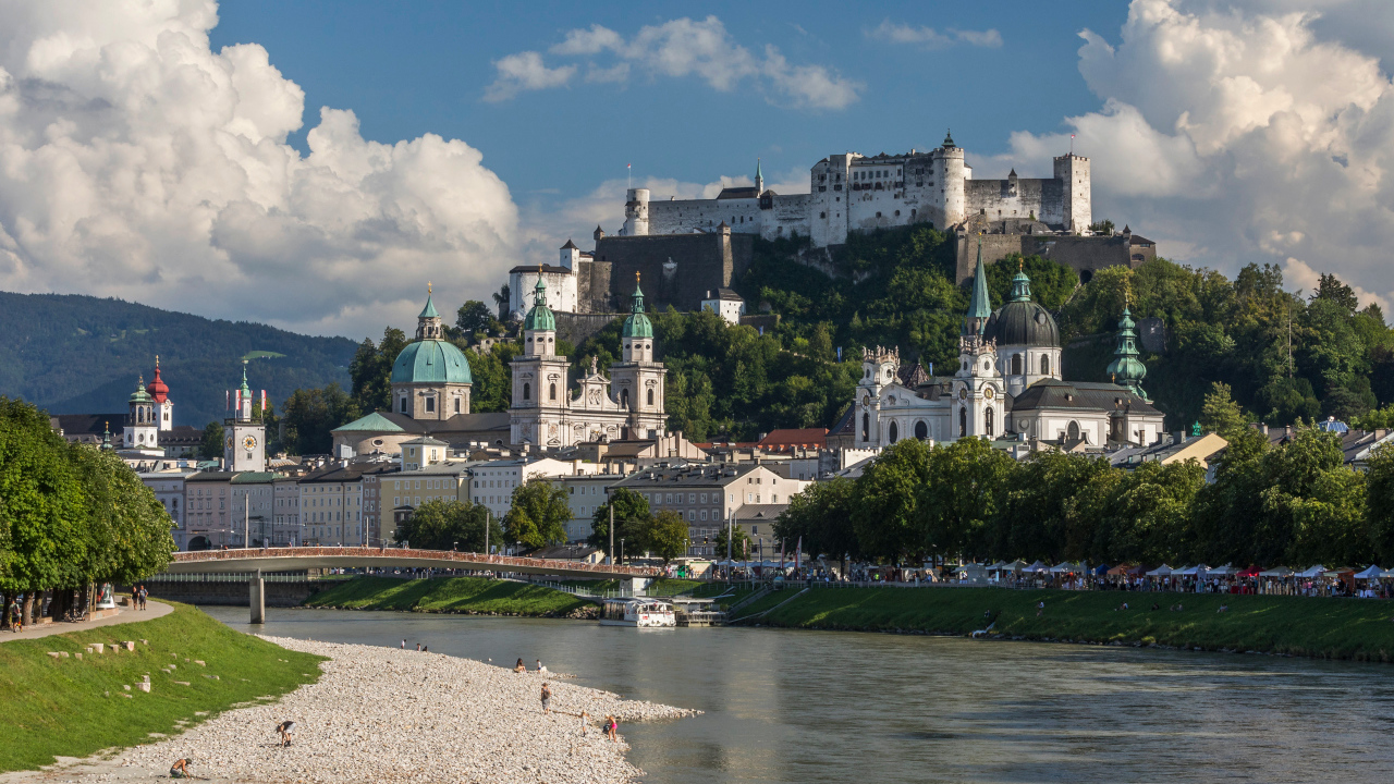 Вид на старинный собор и замок на холме,  Зальцбург. Австрия 